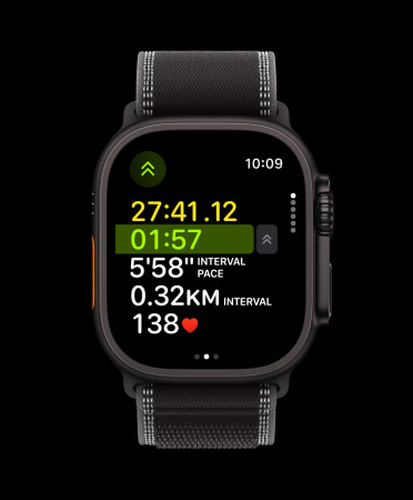 Apple Watch Ultra 3, черен цвят, титанов корпус, бутон Действие, който задейства следващ интервал в Тренировка