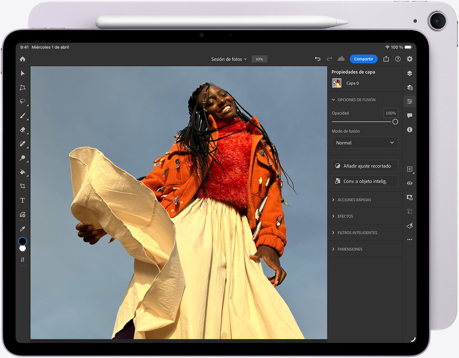 iPad Air, Apple Pencil Pro acoplado en la parte superior, parte delantera exterior, app Adobe Photoshop abierta, se muestra la edición de una imagen