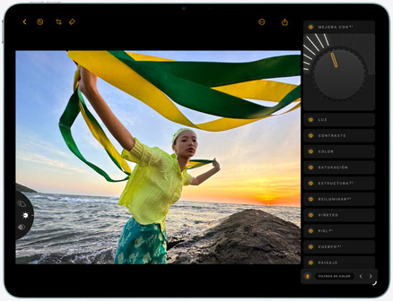 iPad Air, parte delantera exterior, edición de la foto de una persona sujetando una tela verde y amarilla delante de una playa al atardecer, con herramientas de edición visibles en el lateral derecho