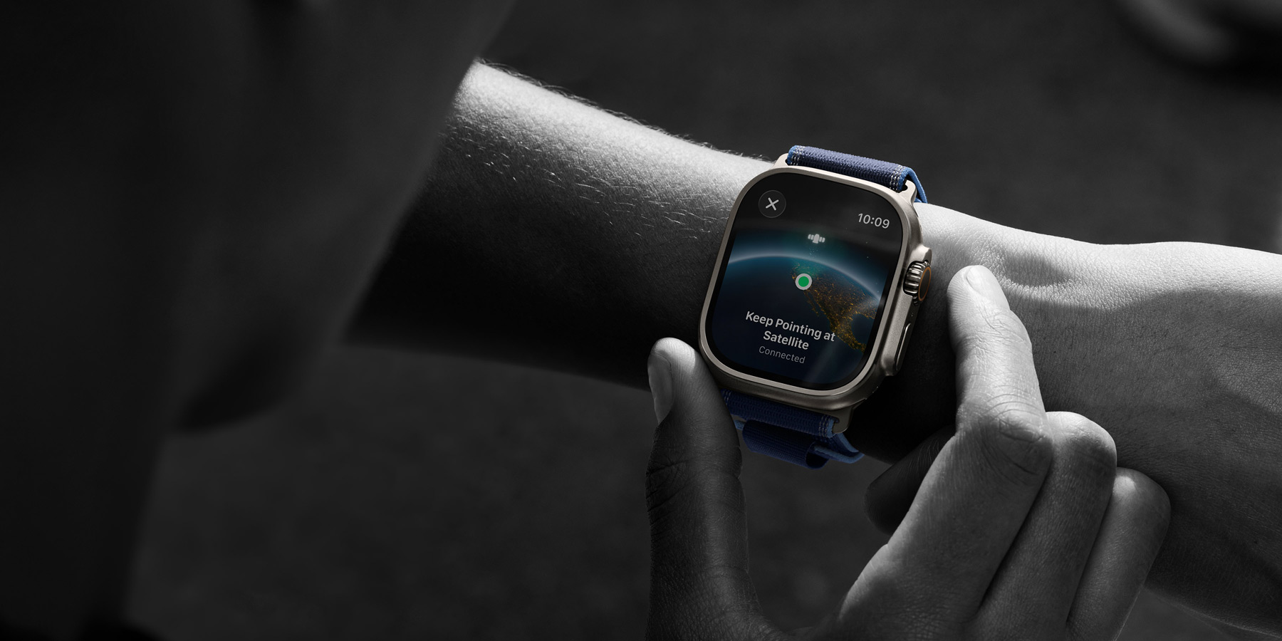 Iemand leest een bericht in Berichten op Apple Watch Ultra 3