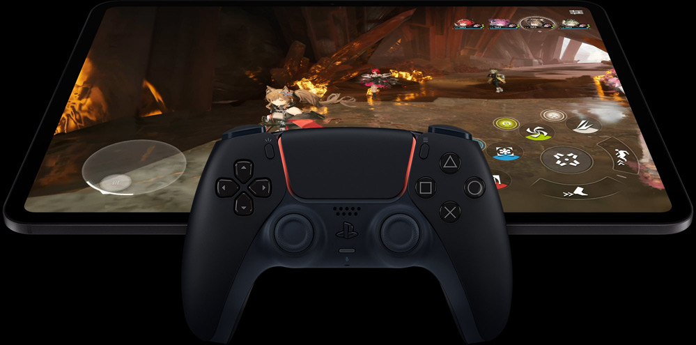 Trådlös PlayStation-spelkontroll ovanpå iPad Pro, sedd framifrån, horisontellt läge, rymdsvart, skärmen visar ett videospel med en futuristisk robotmech med ett glödande rosa lasersvärd