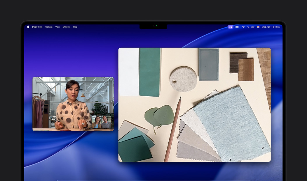 Videogesprek op MacBook Pro met iemand die de feature Bureauweergave gebruikt om twee mensen een werkplek vol met lappen stof te laten zien. Met Bureauweergave worden tegelijkertijd de werkplek en het gezicht getoond