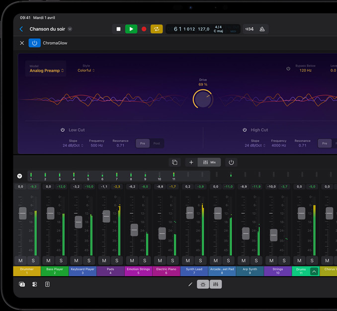 iPad Pro, face avant, orientation paysage, noir sidéral, écran affichant un projet de montage musical, une forme d’onde audio, diverses commandes de piste, des curseurs de mixage et des instruments de musique, en mode Sombre