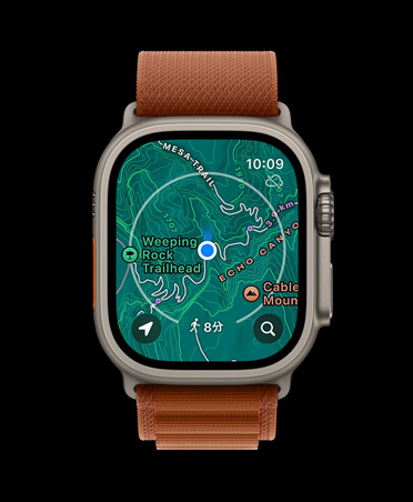 ナチュラルチタニウムケースのApple Watch Ultra 3。オフラインのマップに次の経路が表示されている。バンドはテラコッタのアルパインループ