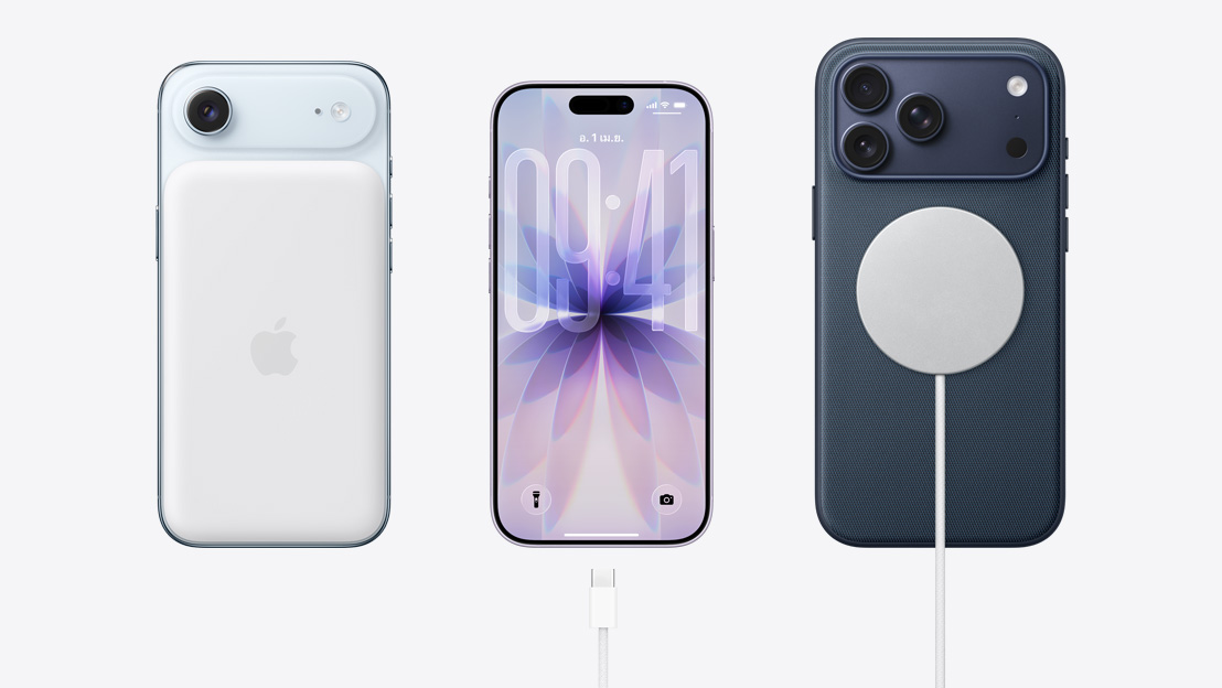 วางคู่กัน ด้านหลังของ iPhone Air ที่มีแบตเตอรี่ MagSafe ติดอยู่, ด้านหน้าของ iPhone 17 แสดงให้เห็นดีไซน์แบบหน้าจอทั้งหมด, สายชาร์จ USB-C อยู่ใกล้กับพอร์ตชาร์จ, ด้านหลังของ iPhone 17 Pro ที่มีสายชาร์จ MagSafe ติดอยู่