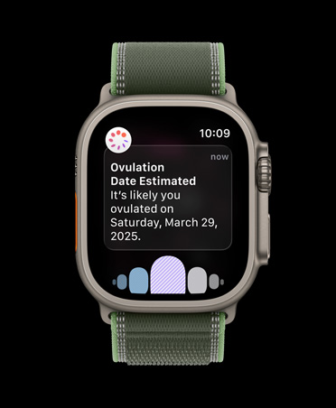 Apple Watch Ultra 3, boett i naturligt titan, notis med beräknat ägglossningsdatum från Cykelkoll i appen Hälsa, armband, blå/klarblå terrängloop