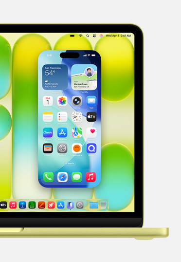 MacBookを正面から見たところ。画面には、MacからiPhoneの画面を操作できるiPhoneミラーリング機能が表示されている