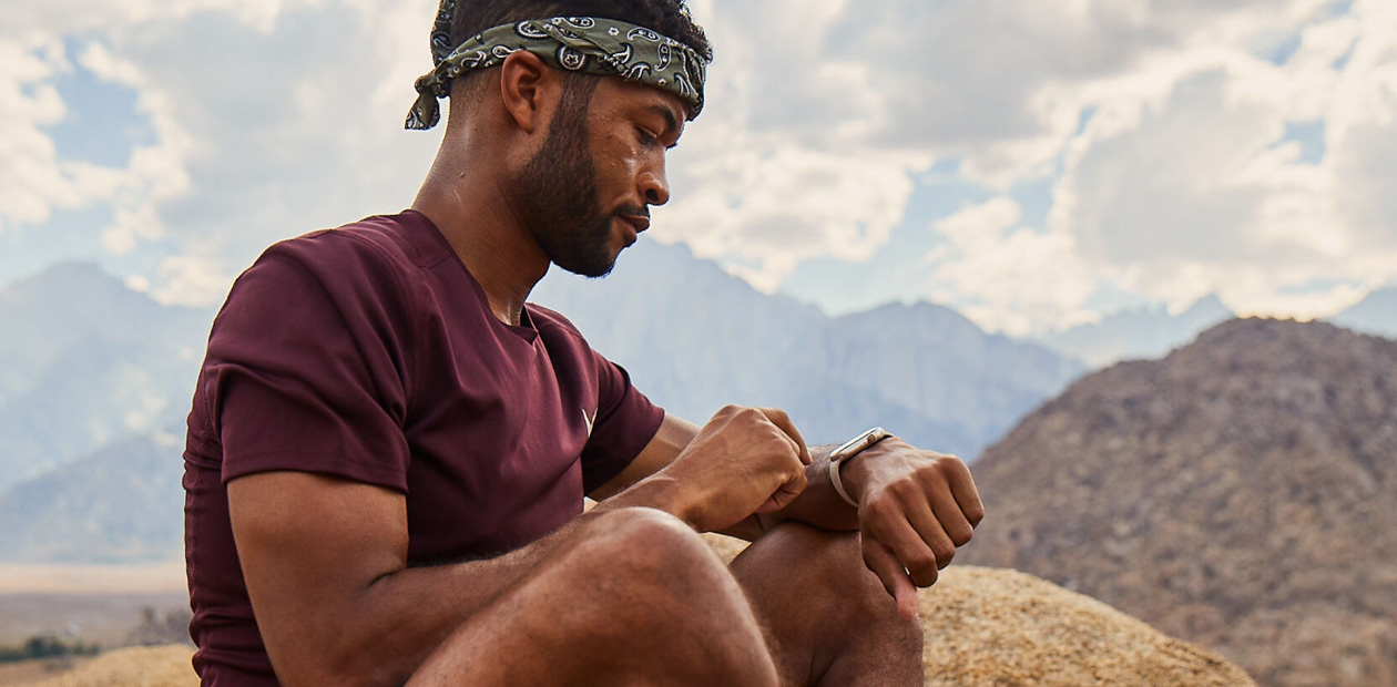 Un homme consulte son Apple Watch.