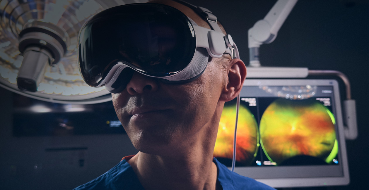 一位外科醫生在手術室戴着 Apple Vision Pro。
