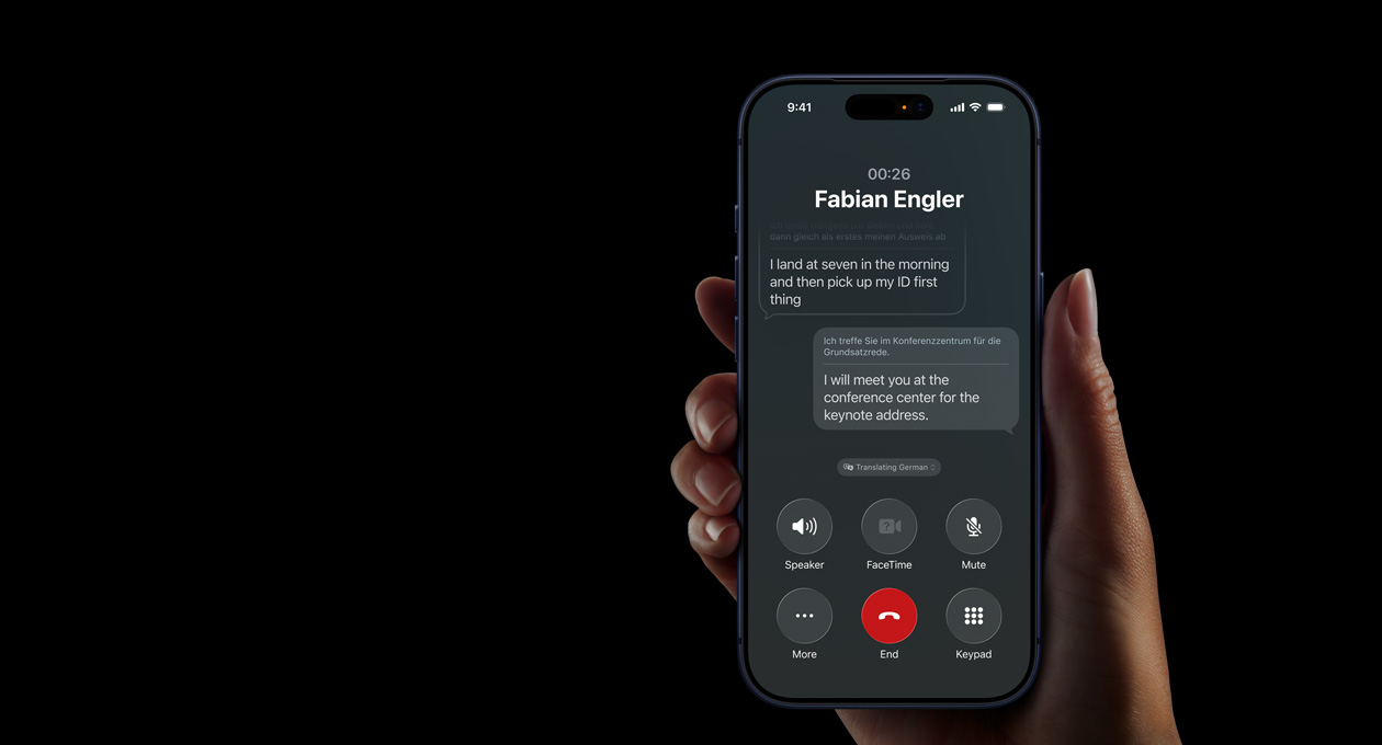 一隻手拿著 iPhone 17 Pro，展示在通話中使用 Apple Intelligence 的即時翻譯功能