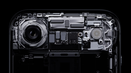 iPhone Air, composants internes présentés dans le plateau surélevé : notamment la caméra principale Fusion, le flash, la puce